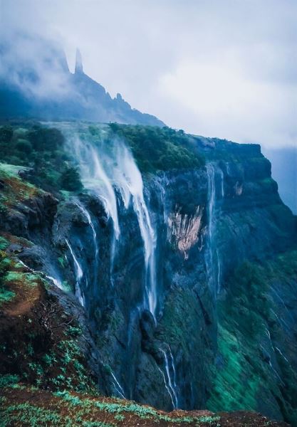 "Обратные" водопады: когда вода взлетает вверх (3 фото)