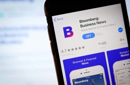 РИА Новости: Bloomberg отказывает в предоставлении услуг российским клиентам