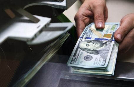 С 18 апреля граждане могут покупать наличную валюту в банках, но легко ли ее найти?