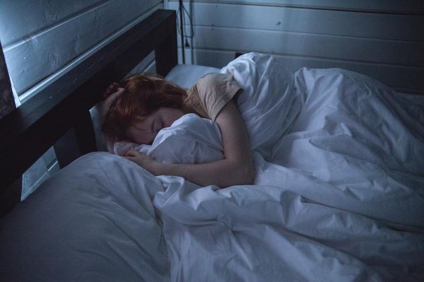 Сомнолог Бузунов перечислил правила для улучшения качества сна