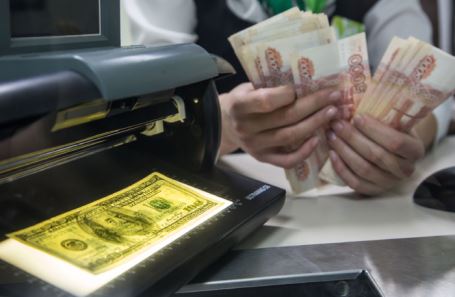 Гражданам разрешили покупать наличную валюту в банках: итоги первого дня