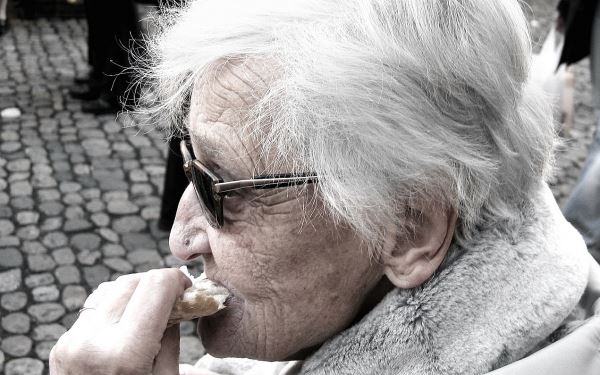 Какие факторы влияют на оптимальное питание при деменции