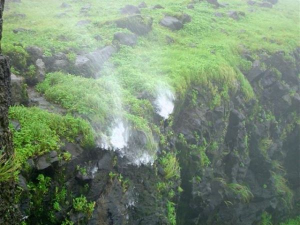 «Обратные» водопады: когда вода взлетает вверх (3 фото)