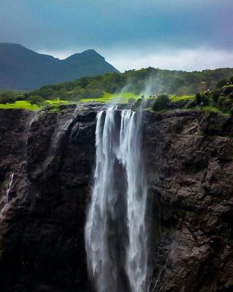 "Обратные" водопады: когда вода взлетает вверх (3 фото)